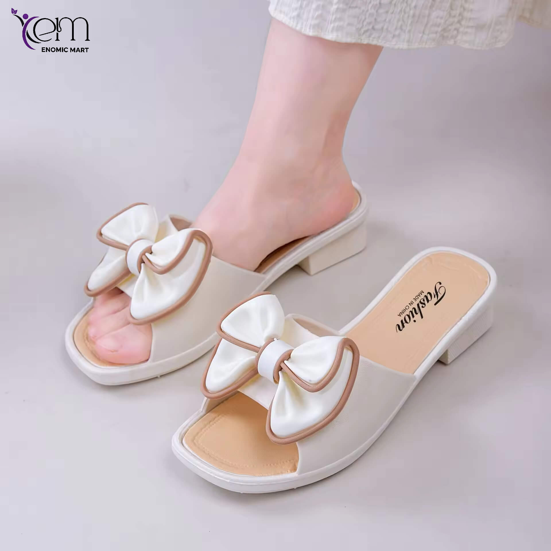 Stay stylish and comfortable with these trendy Women’s Warm Outdoor Slippers, perfect for daily wear in Spring and Summer.